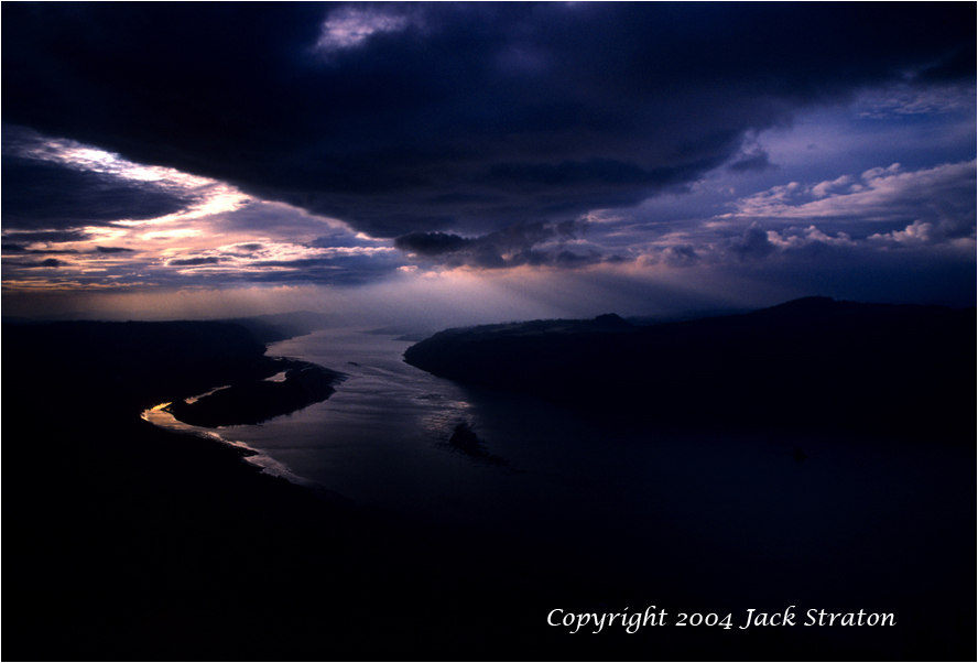 Rays wider Colombia River from Eagle_s Rest 7I21 9_10-04